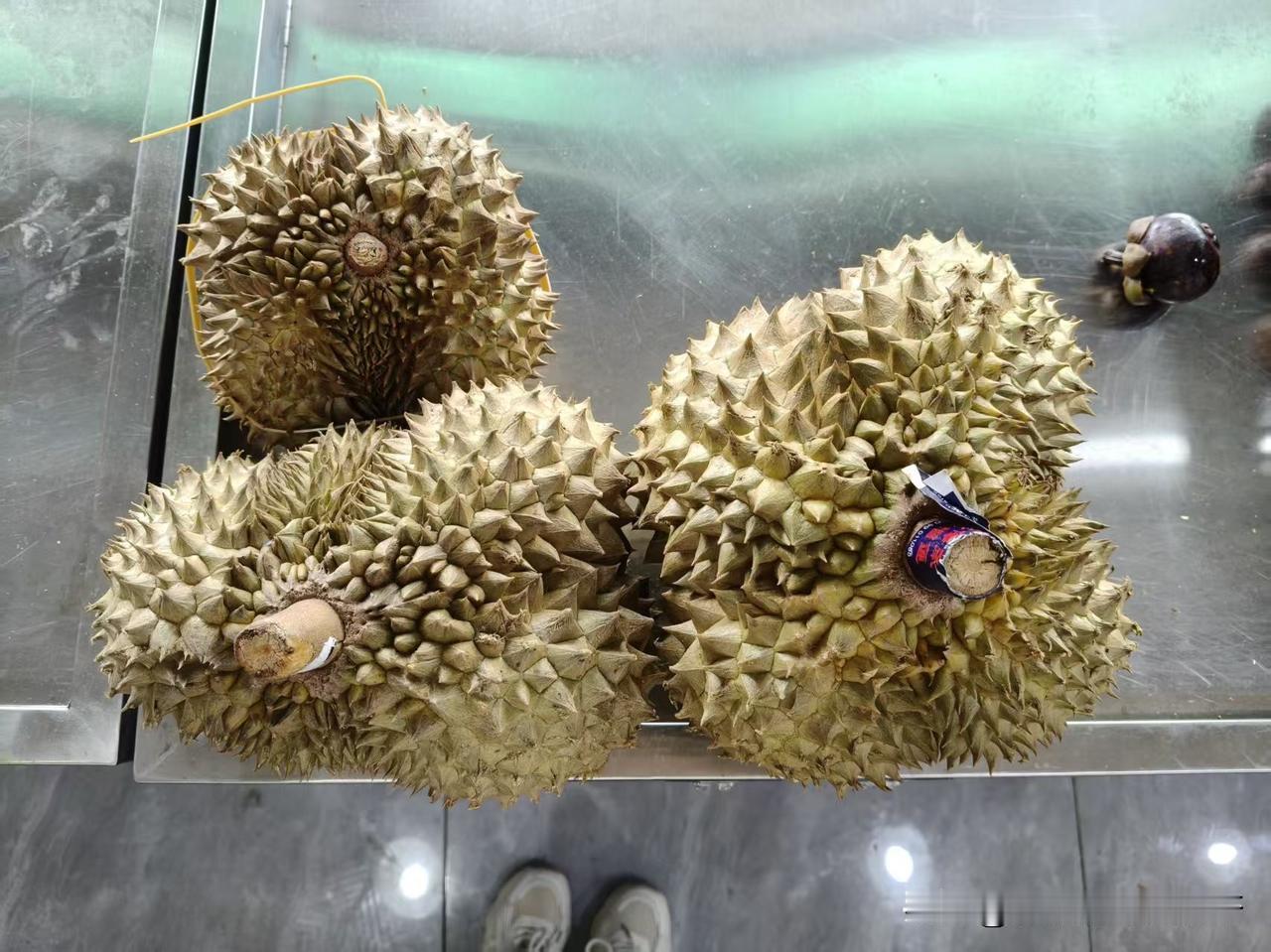 人人都说赚钱难，生活也困难，可是水果店里卖的榴莲18块钱一斤，刚到店就一扫而空，