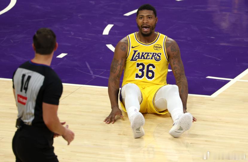 NBA杯，湖人117-112战胜灰熊。赛后，湖人后卫斯玛特接受了记者采访。他回忆