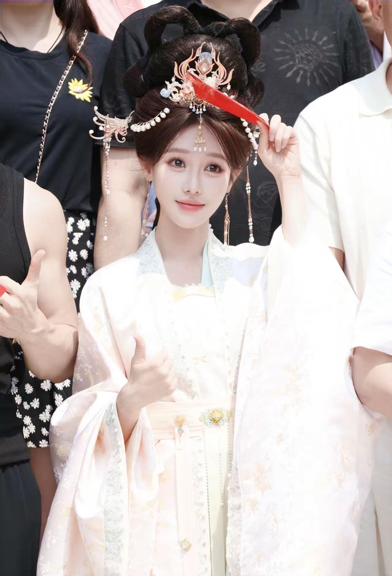 @温果希 温果希新剧一剑霸天开机 温果希 女主温果希 饰演 天焱皇朝九公主清颜古