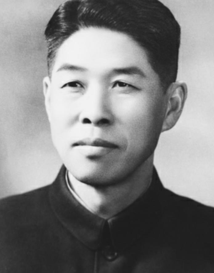 1958年，工作人员将一份上海人事调动文件交到了毛主席的办公桌上。主席翻开一看，