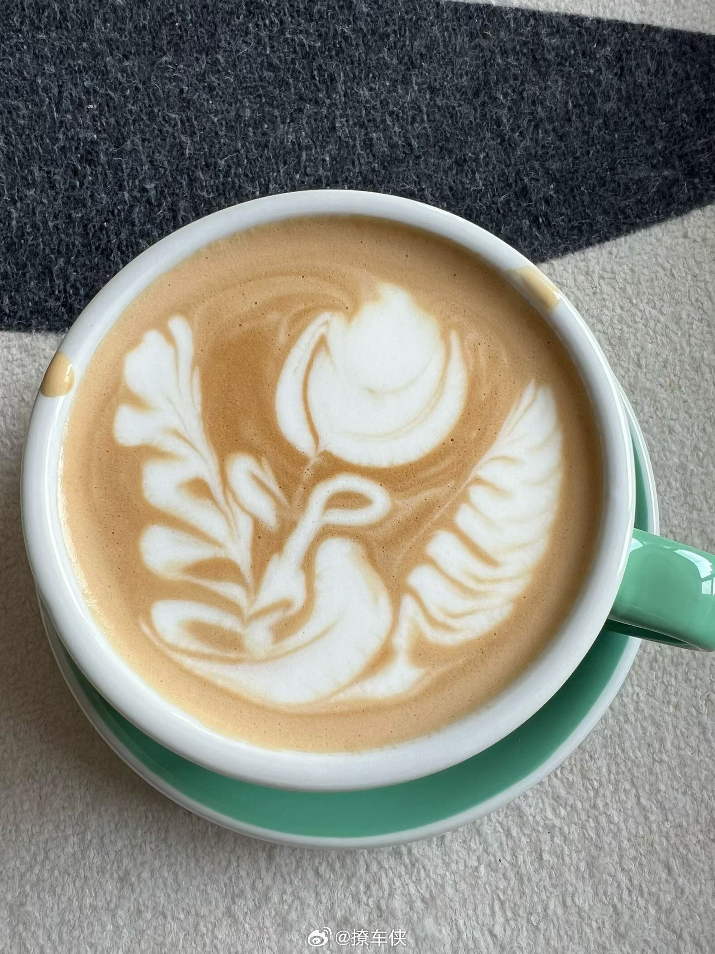 一杯敬朝阳，一杯敬...等等，这是咖啡，我全干了！早安