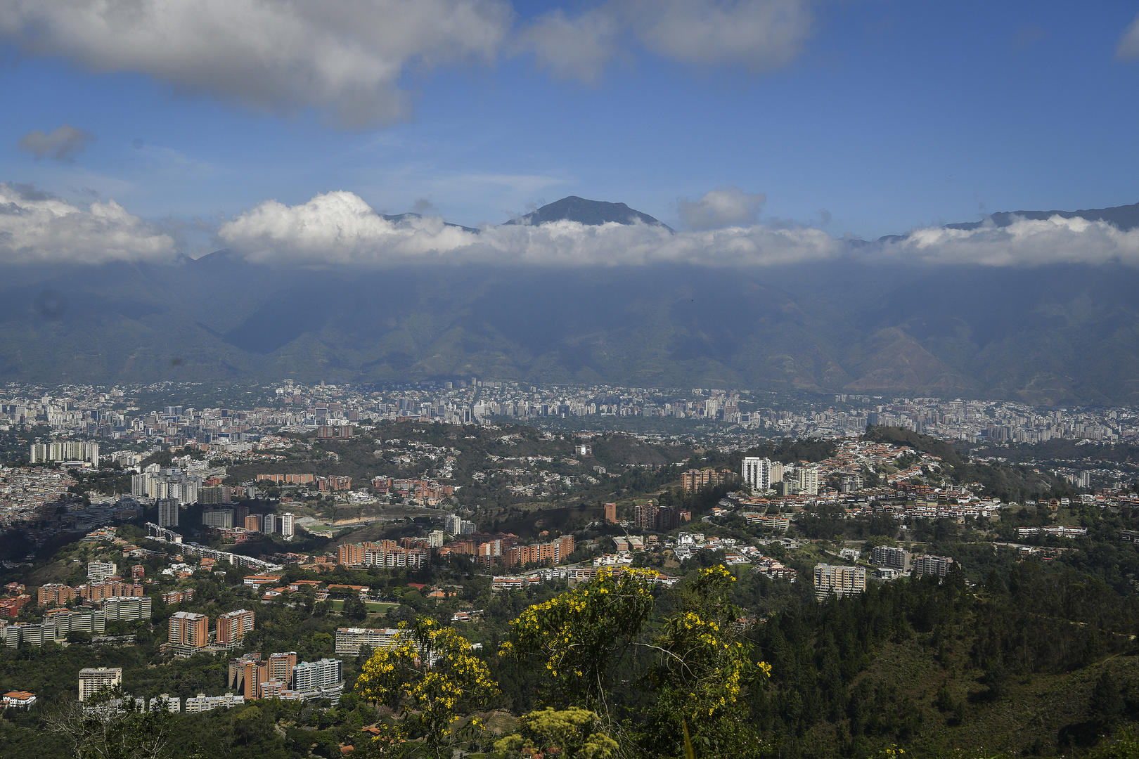 【#委华侨华人联合总会主席发声# ：无人机飞过委总统府，很多华人住这个区域】#在