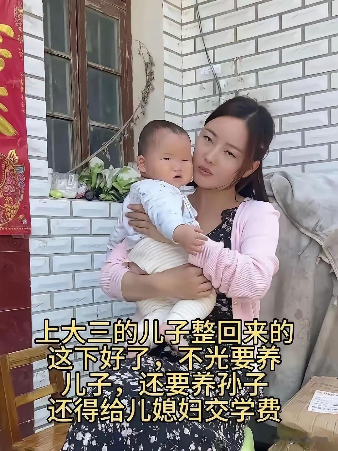 不知是何因，
奶奶抱孙孙。
隔辈多么爱，
君看那个亲。