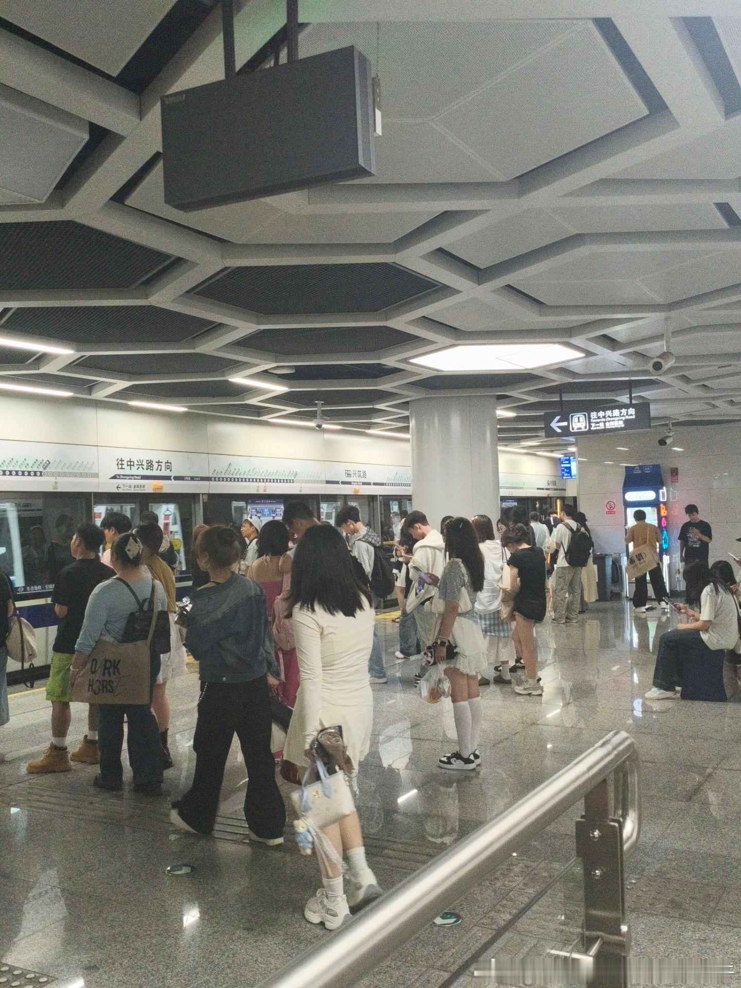 【贵阳地铁】网友：2026-05-31（周日）23:27，李荣浩贵阳演唱会第二个