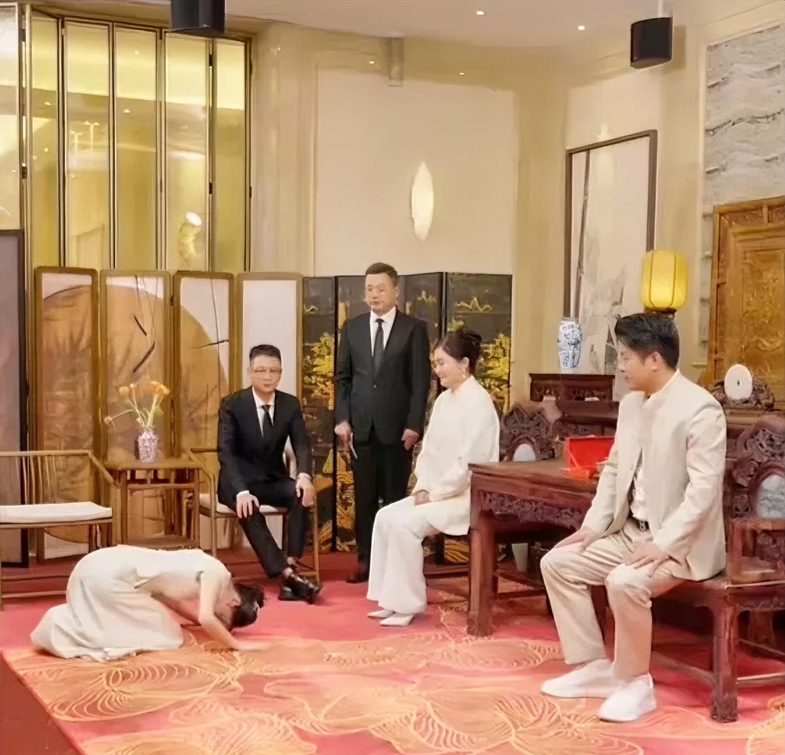 带货网红搞跪拜收徒？这个世界确实颠了

刷到一个视频，看得我浑身不舒服。

一个