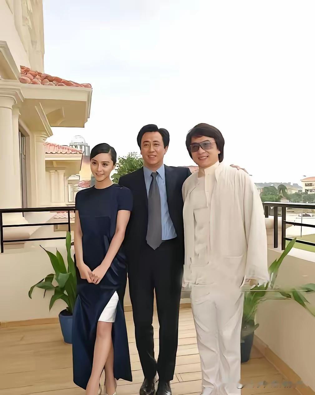 许家印当年搂着国际巨星成龙，就像搂着自己的小老弟一样，这就是资本的力量！那时候恒