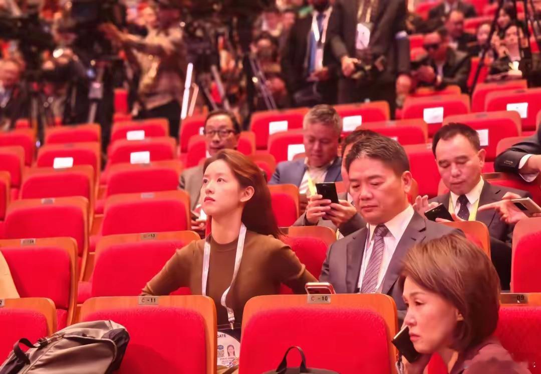 刘强东夫妇竟然同框了，两人虽然有着年龄差，但看久了也觉得顺眼了，越来越般配。​最