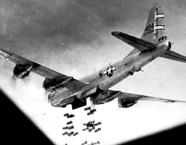 1944年，美军轰炸了东京半年，收效却不大，李梅上任后，突然想到一个办法：“别用