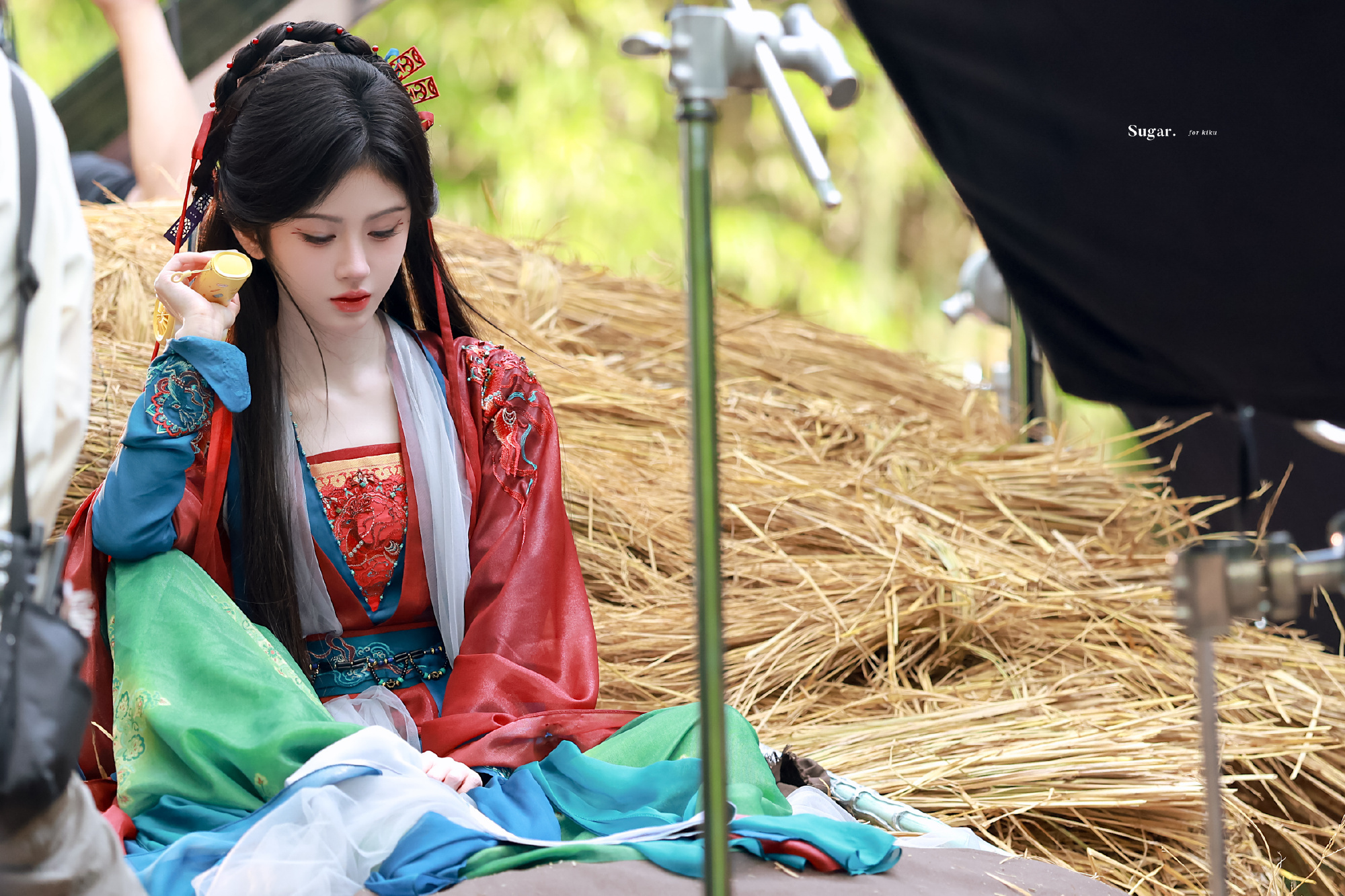 jjy鞠婧祎露芜衣jjy鞠婧祎姜黎非 “不求所有的日子都泛着光 只愿你每一天都承