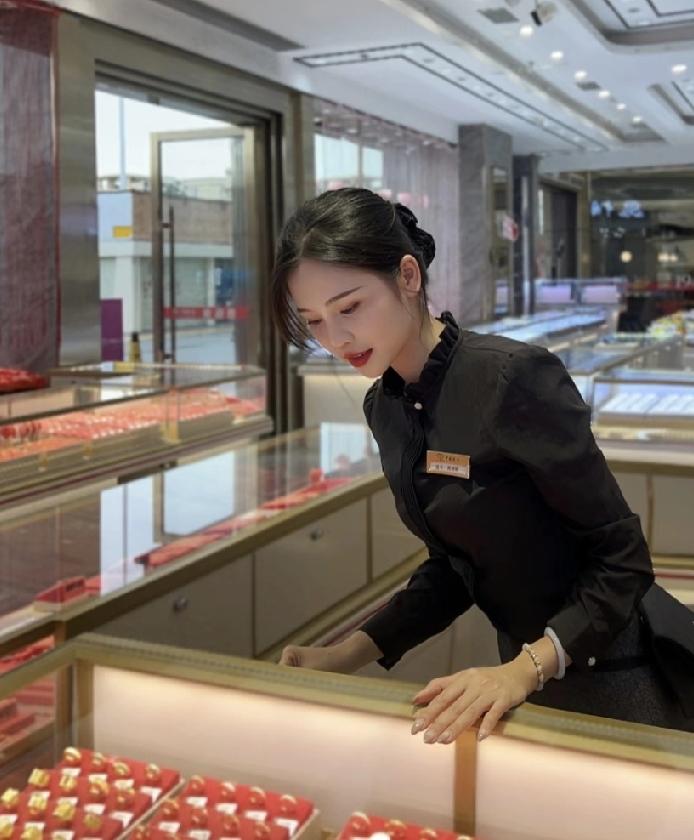 黄金狂跌，已经彻底失控了！10月27号还929，28号跌到919，最新直接砸到8