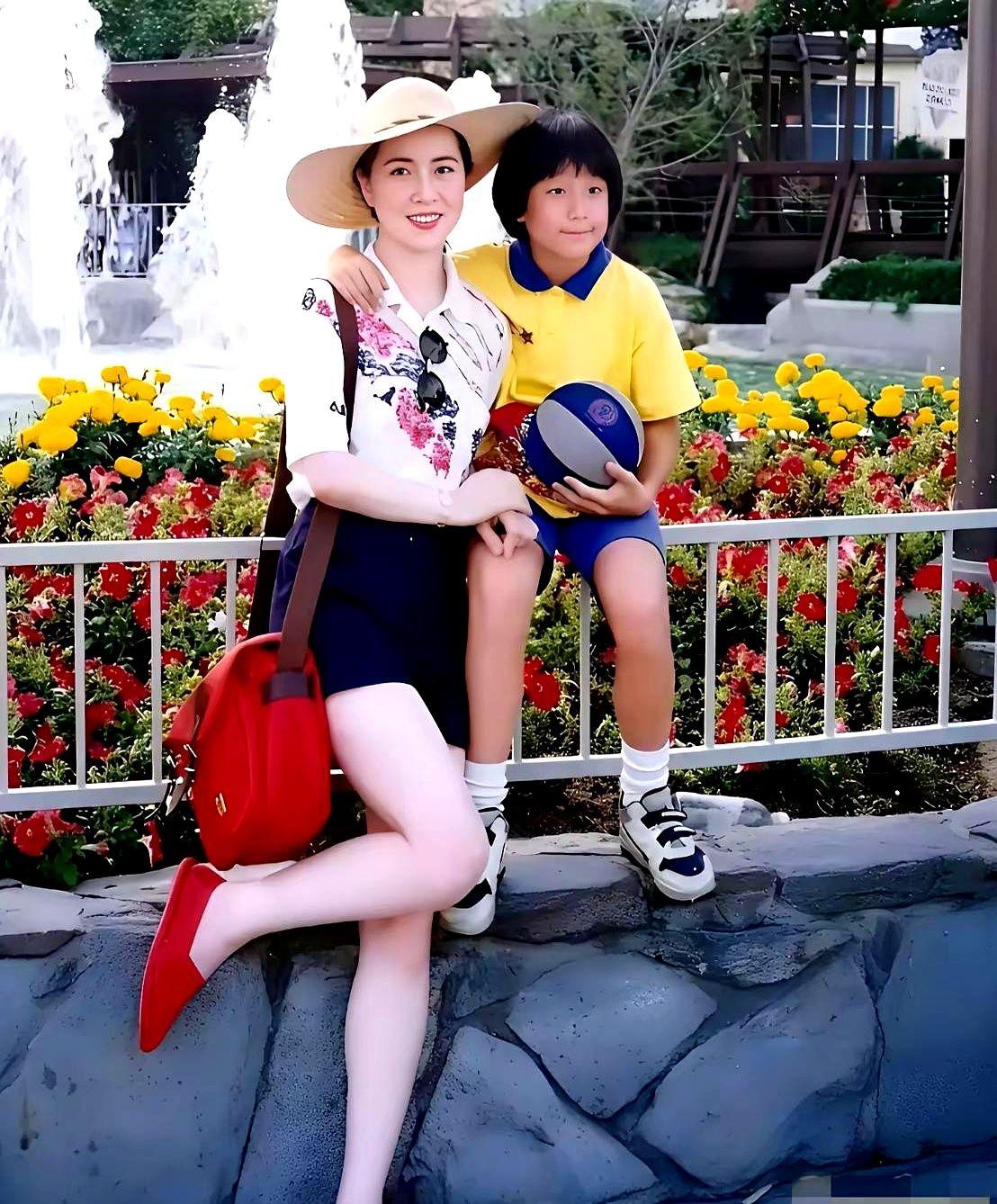 今天刷到个帖子，问图里的女人和小孩是谁？说是某国际大明星的老婆和儿子，还说能猜出