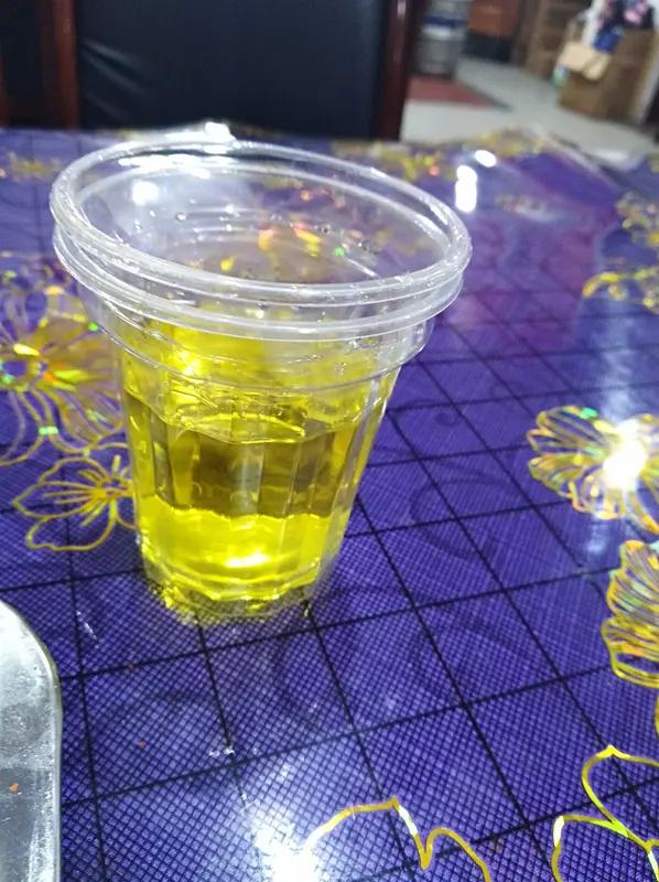 1月16日河南郸城县，7岁男孩感冒，爷爷就在屋里找到一瓶矿泉水兑了点温水给孙子冲