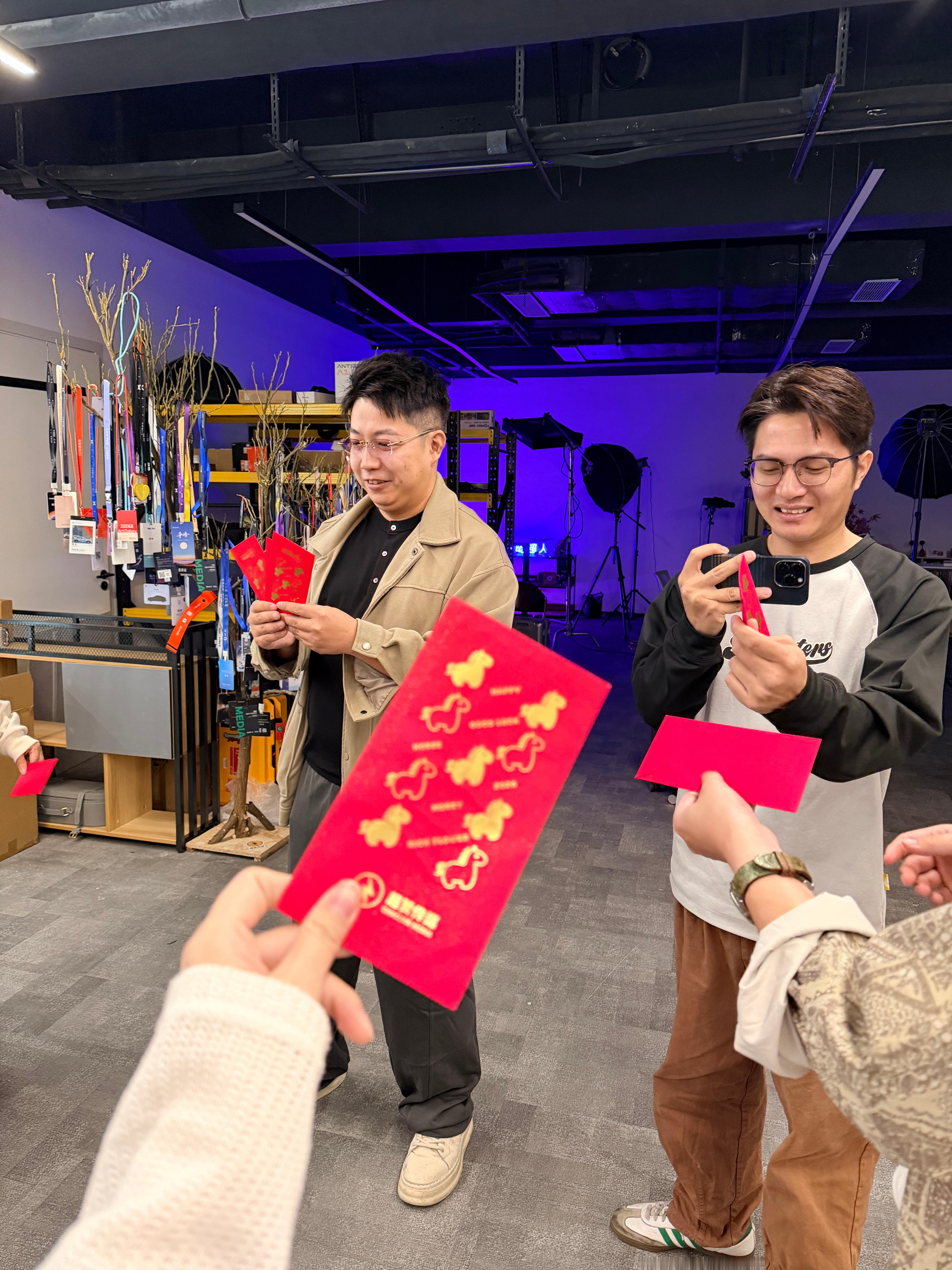 这会是真上班了开工第一天就被老板耍说每个红包的金额都不同结果…