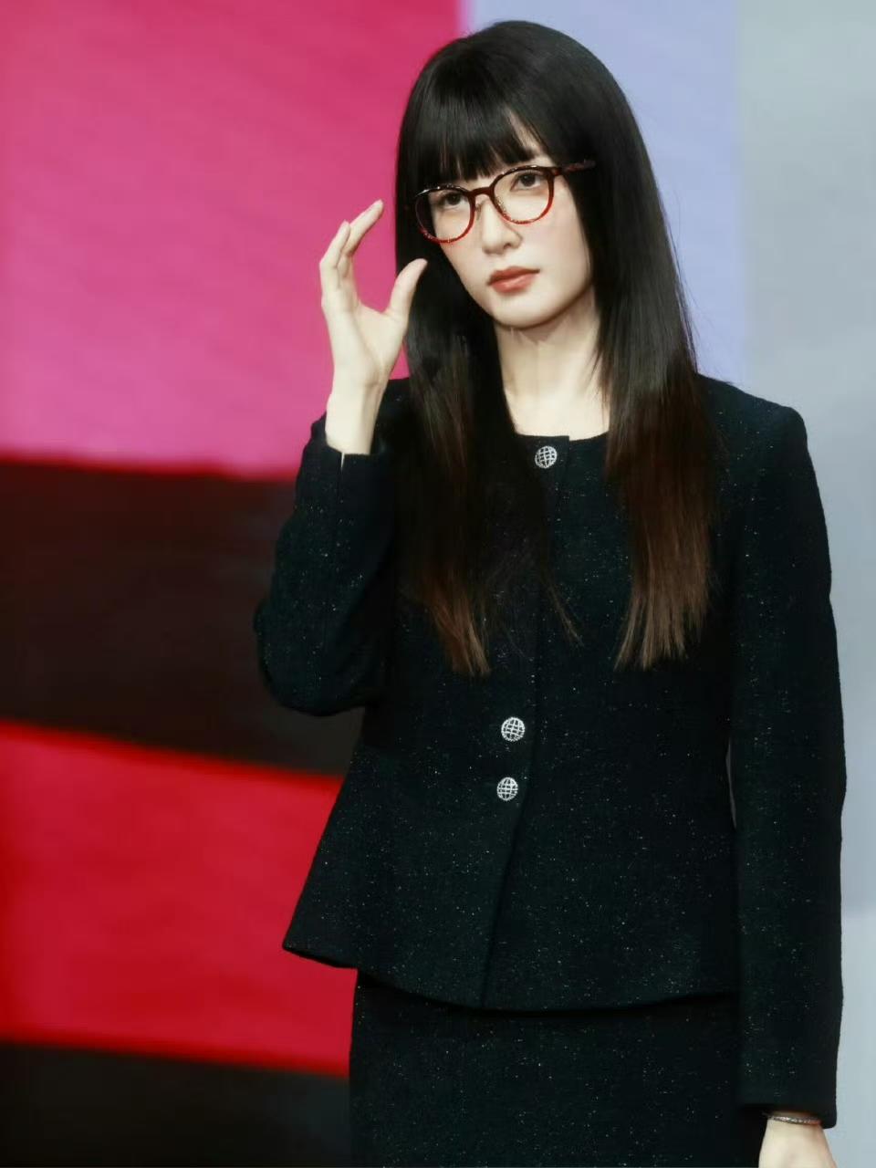 奉劝大家一句，
千万别被江疏影给骗了，
她虽然改变了发型，看起来特别淑女，其实私