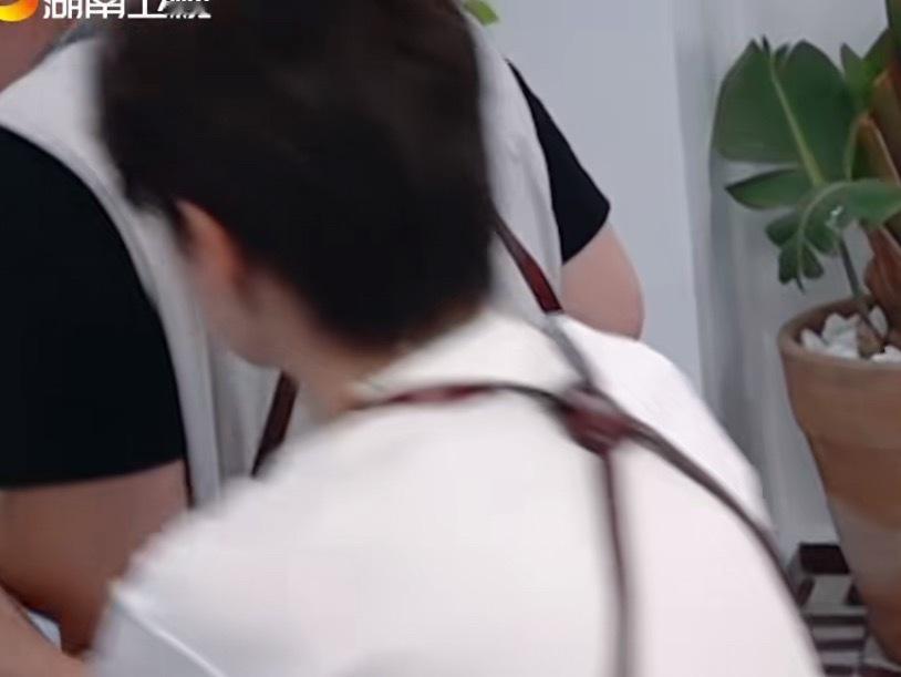 翟潇闻好强的执行力中餐厅合伙人缺一不可，翟潇闻看到张百乔不小心撒掉了餐，立马开始