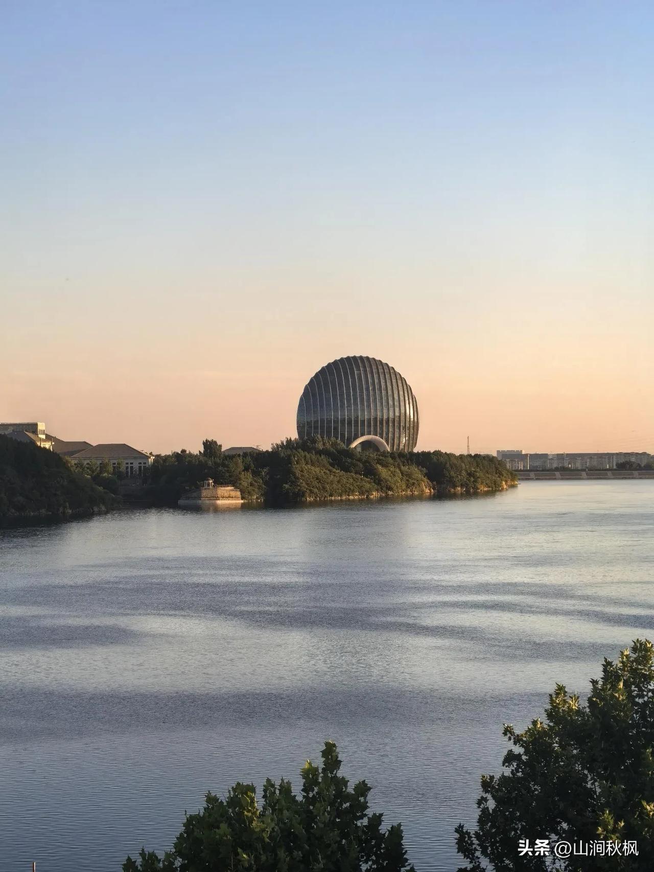 雁栖湖的日落

雁栖湖的日落，是真的好啊。

太阳不再像白日里那般灼烈，转而化作