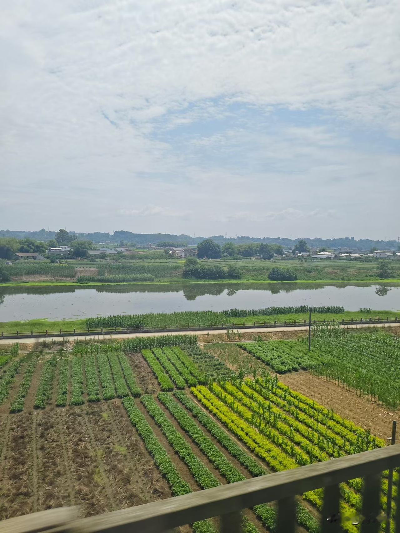 旅行随手拍旅行的路上一路边走边拍，山野与闲景，皆是小美好[比心]