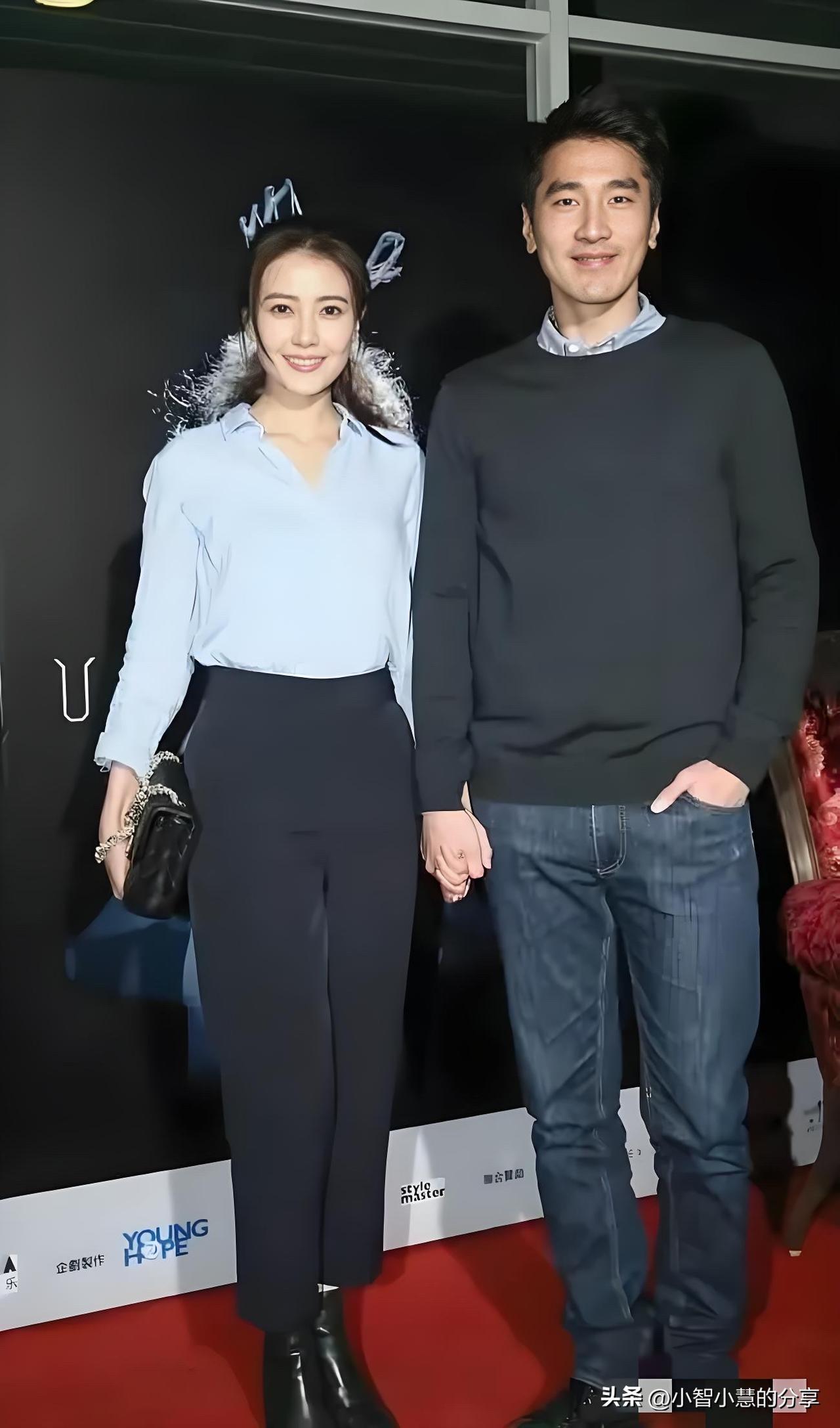 这是娱乐圈里最不会离婚的一对姐弟恋，男的高大帅气很有范，身材不胖不瘦的，荧幕中是