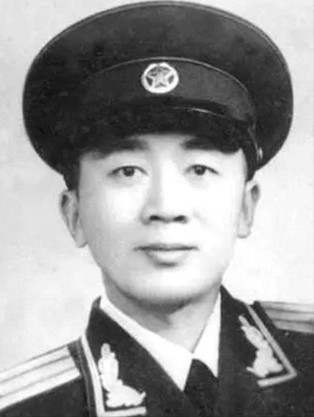 1944年，一打入敌人内部的地下党刚查完哨回到家里，伪副师长的妻子就慌里慌张的推