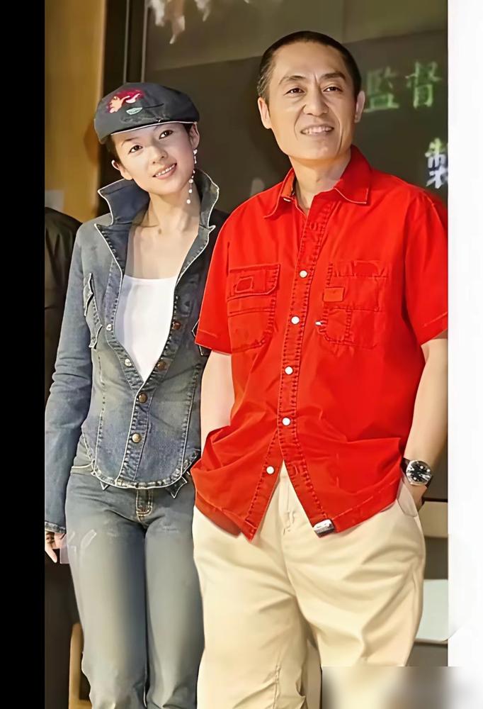 别再吹什么伯乐与千里马了。
那张2003年的合影，根本不是师徒温情，而是一份无