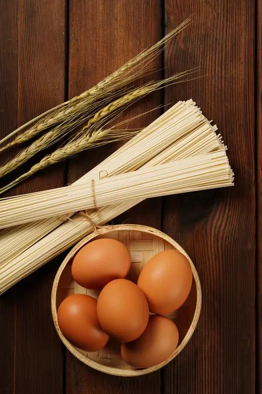 50包鸡蛋挂面，竟然只往面里打一个鸡蛋？
换算一下，每包挂面按一斤干挂面算，所需