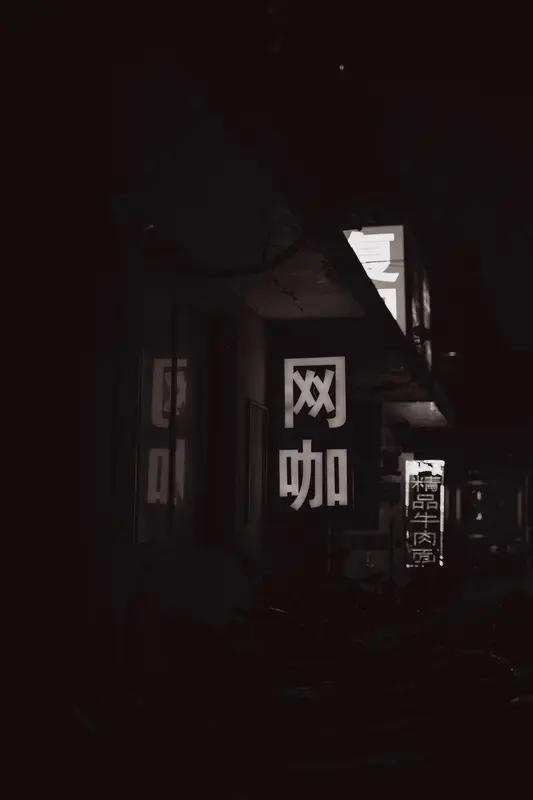 7月13日四川雅安，阿姨在网吧打扫卫生时，推动椅子后下一秒整排桌子倒塌，网吧老板
