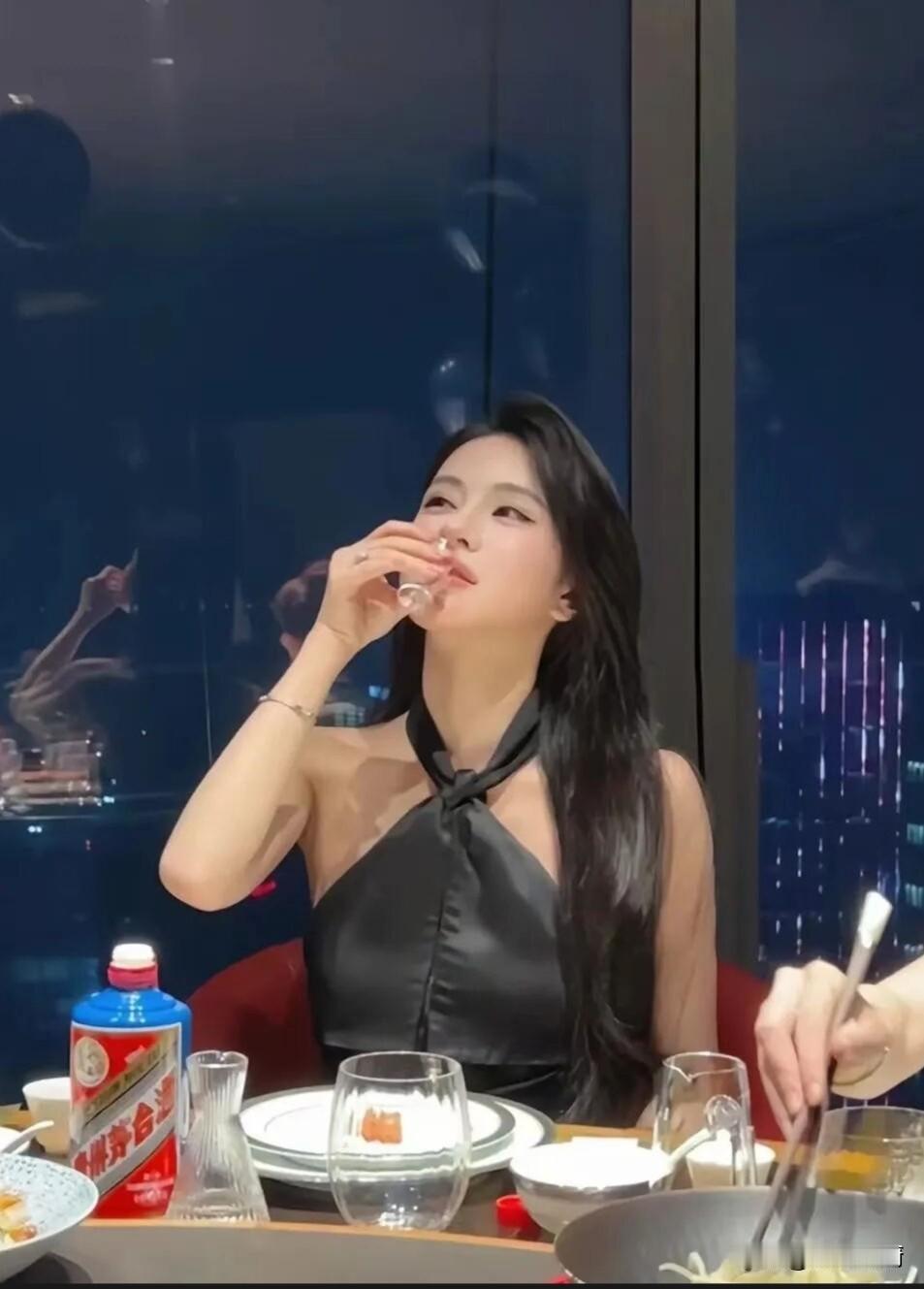 喝酒的女人，是有故事的女人。
有故事的女人，是爱喝酒的女人。
有气质的女人，是爱