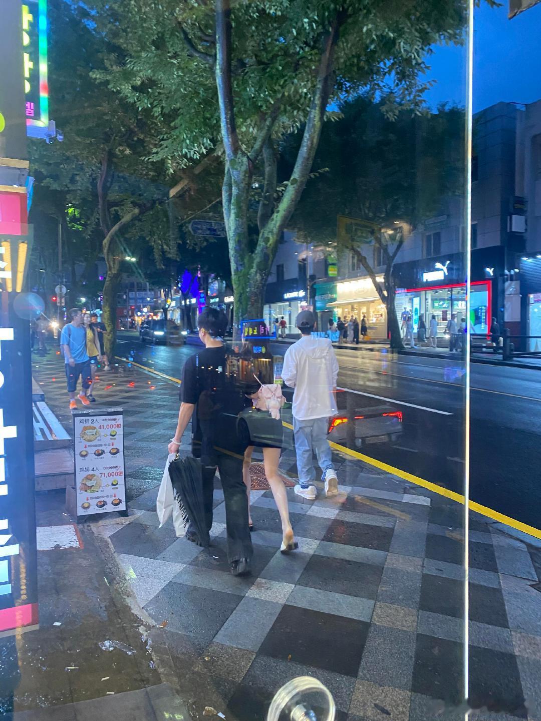 韩国偶遇陈哲远逛街网友在韩国济州岛偶遇陈哲远逛街，感觉陈哲远已经习惯当电灯泡了哈