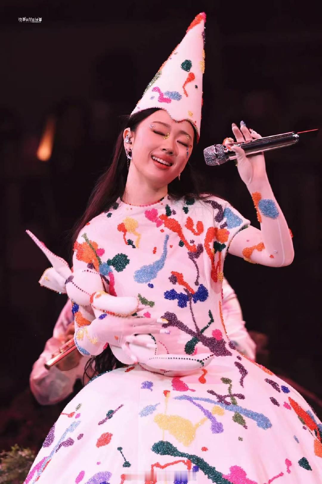 单依纯用成都话开嗓限定小蛋糕来啦✨单依纯上身 Robert Wun 秋冬高定，甜