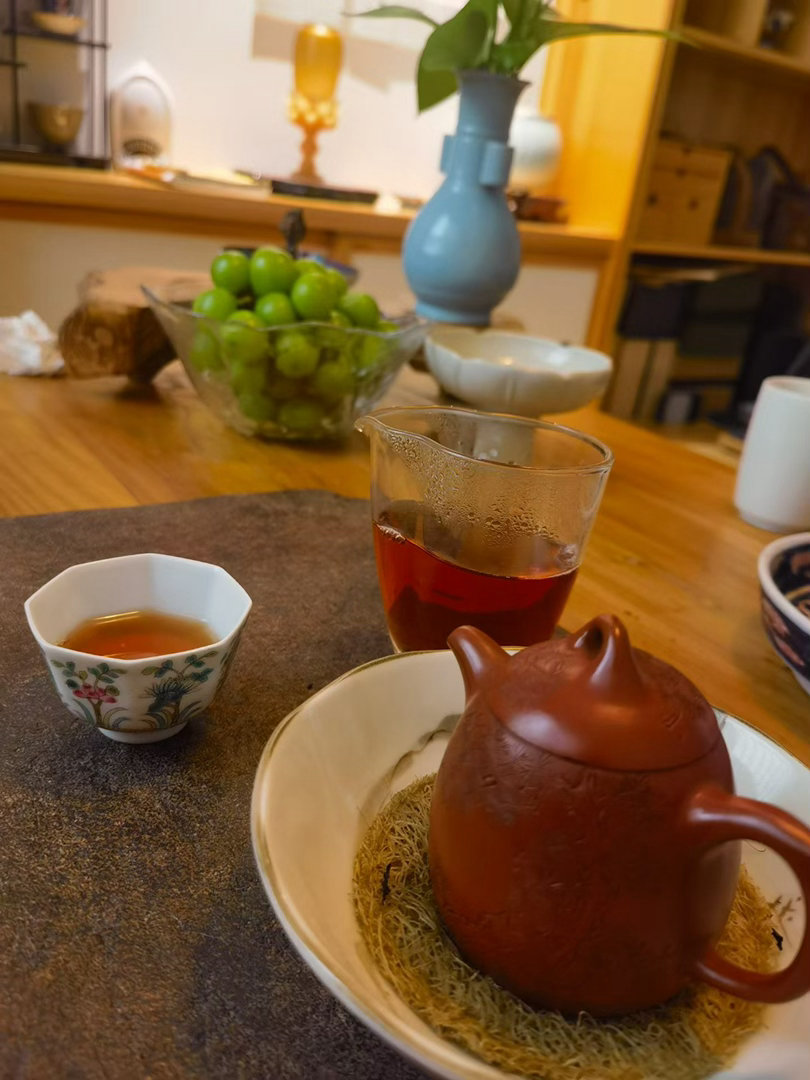 茶道  做什么都是消耗一生，不如多喝茶。让一杯茶，装下平静，装下欢喜，也装下岁月