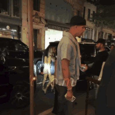 有网友拍到篮网球星小波特和尼克斯球星布伦森被夜店“区别对待”。

视频中，小波特