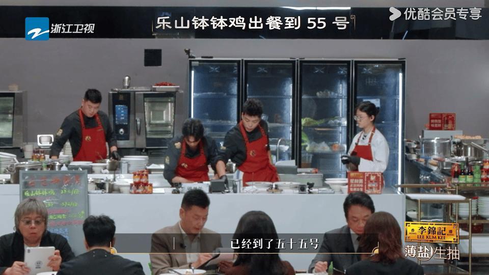 直观感受到爆单后厨师多焦虑百厨大战综艺照进现实，爆单后的后厨充满压力，订单蜂拥而