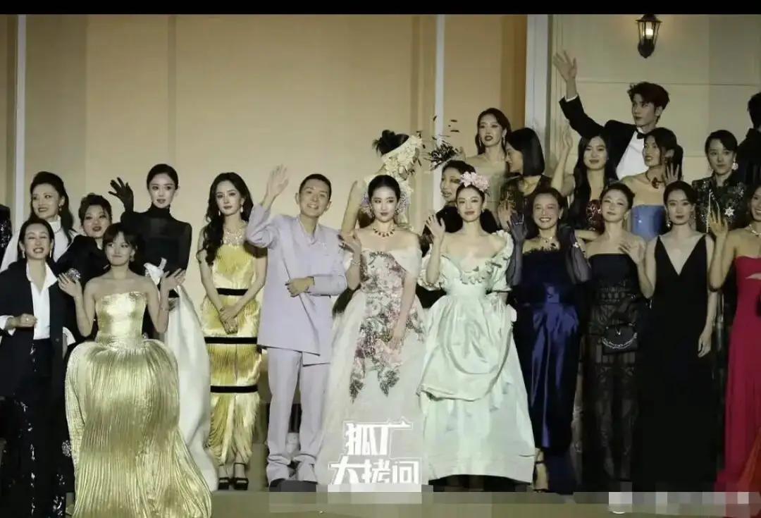 杨幂和刘亦菲太有个性了！两个85花都是c位，但美得不一般。一个穿的像蜜蜂，一个是