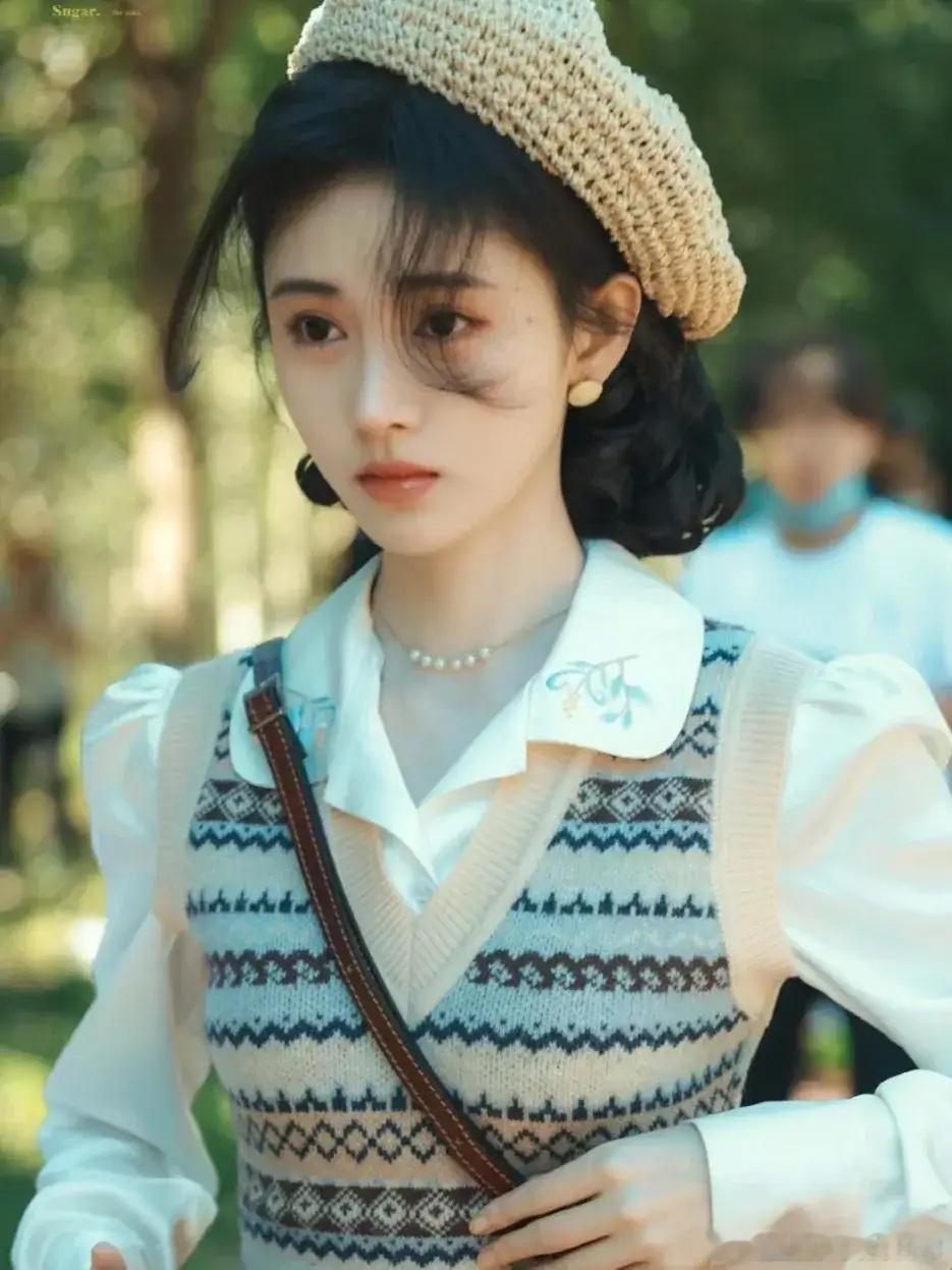 鞠婧祎在现代剧造型里，还是有两撮刘海[允悲] ​​​