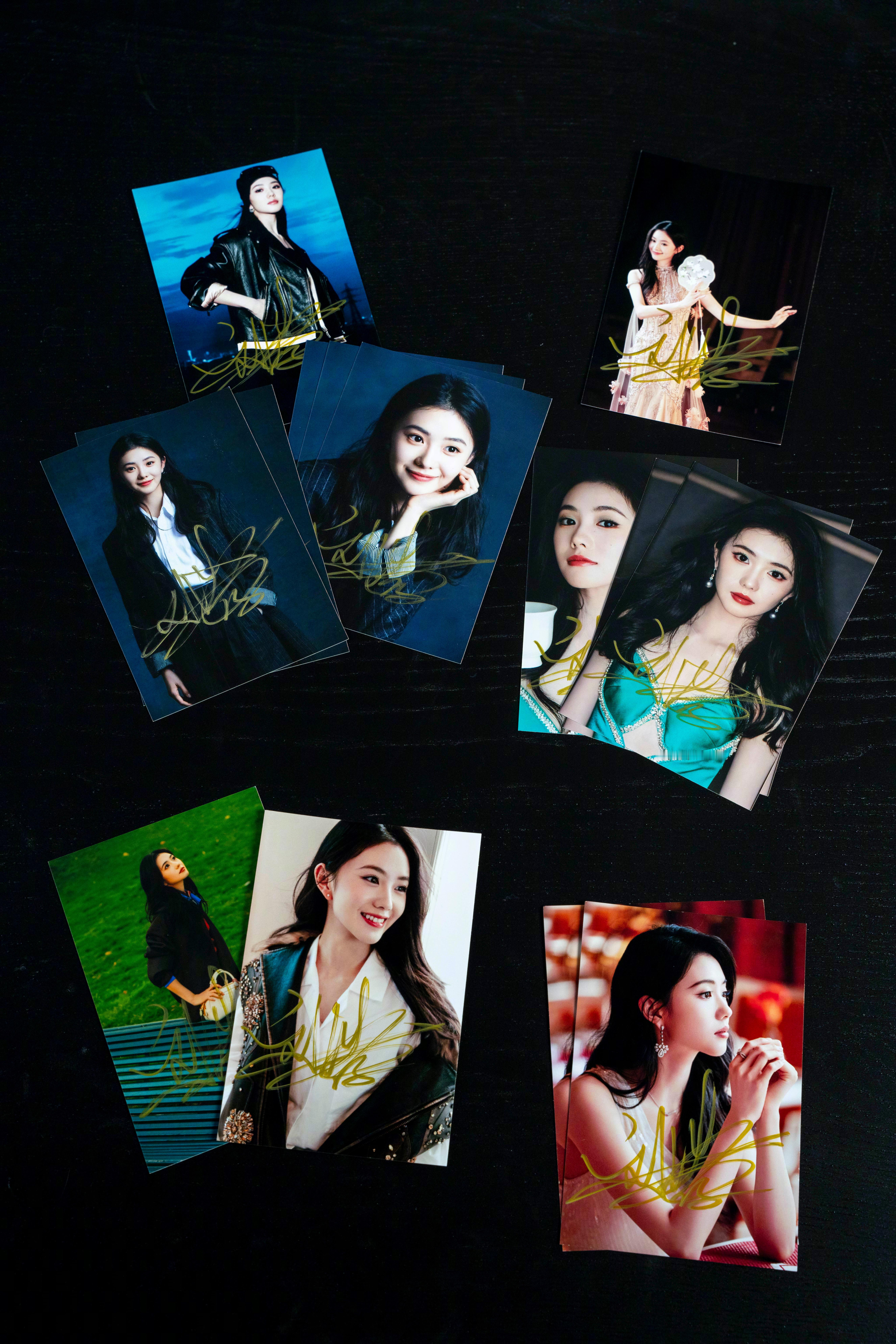 收到妹妹送来的签名照，满心欢喜。时尚感与高级感扑面而来，实在让人喜欢。期待年度大