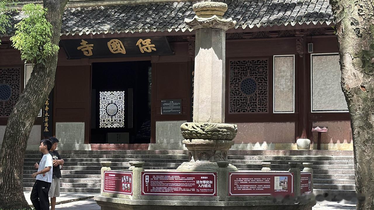 看过再多高楼大厦，依然会被中式古建温柔打动。
飞檐翘角承住岁月，斗拱木梁藏尽匠心