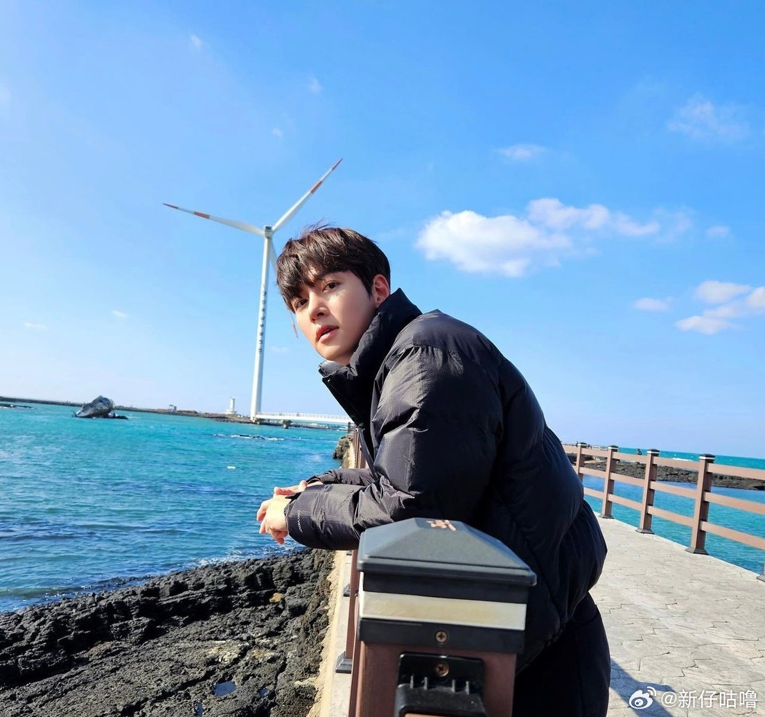 还是太权威了看哥哥第一部剧还是和河智苑演的的《奇皇后》谁不爱帅哥呢？