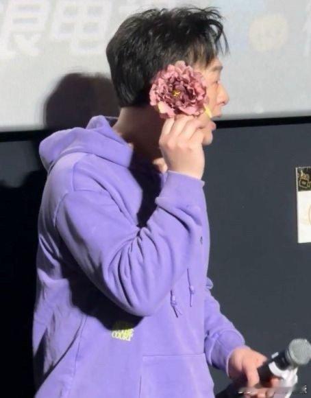 周一围给张颂文簪花 哈哈哈，张颂文，周一围你们两个不要太绝了啊，互相给对方簪花，