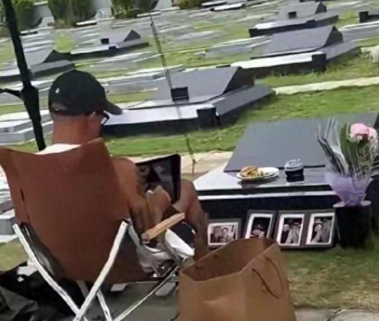 具俊晔他不说话是对的。不管说啥网友又会各种解读各种讥讽！人啊太坏了！
 
情深不