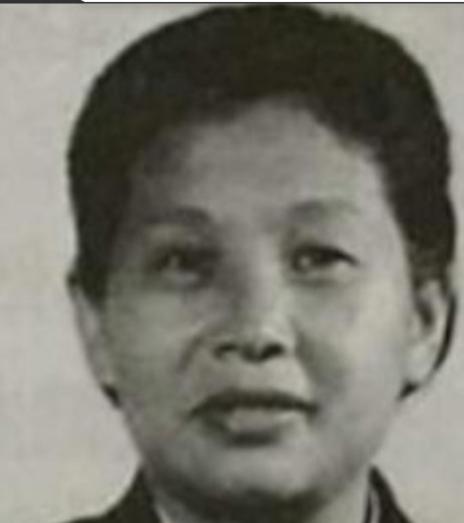 1939 年，女战士徐敏准备去如厕，突然被一壮汉抱到了床榻上，对方捂住了她的嘴巴