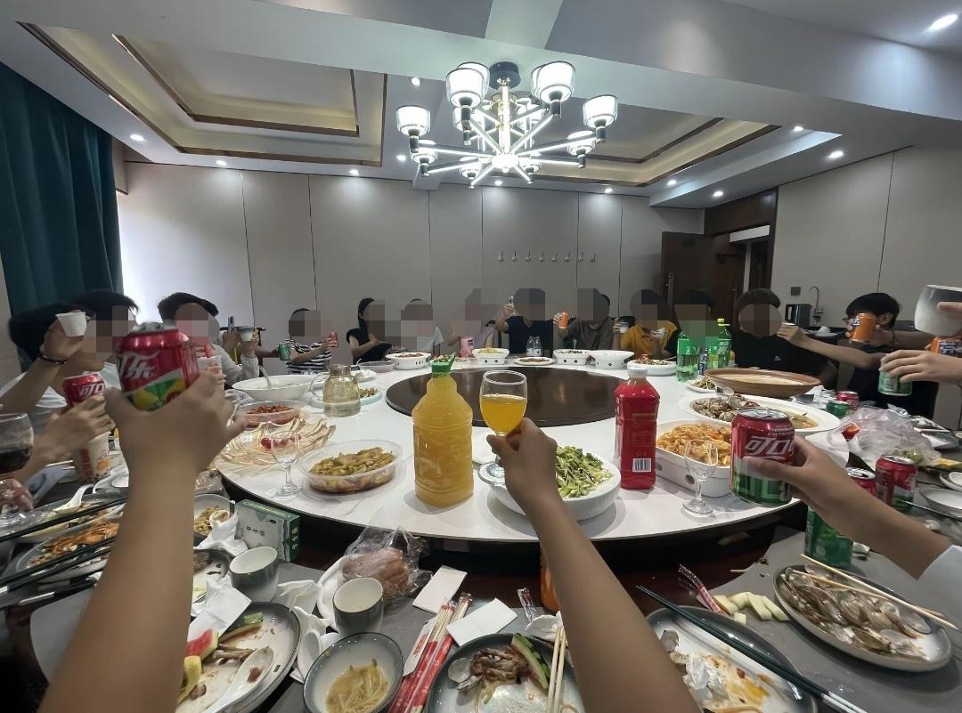 今年的同学聚会估计更少人参加了，自从毕业十周年进行的那次同学聚会全员参加外，后来