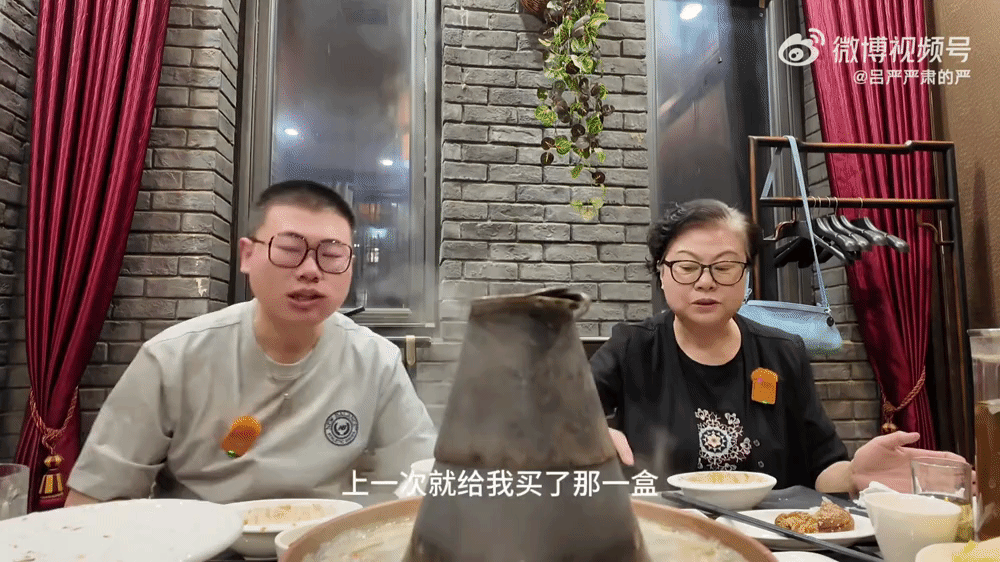 吕严和妈妈录完小子变亲密了真的被吕严母子的变化感动到！从生疏拘谨到轻松唠嗑，慢慢