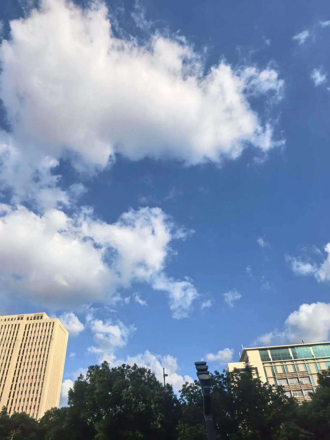 暑假过去大半，晚上微信跟同事闲聊，说到孩子假期花费。同事说她家高中孩子已经花了两
