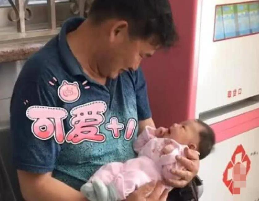 大衣哥当爷爷了！儿子生了双胞胎！

喜大普奔！大衣哥朱之文终于抱孙子了，而且还是