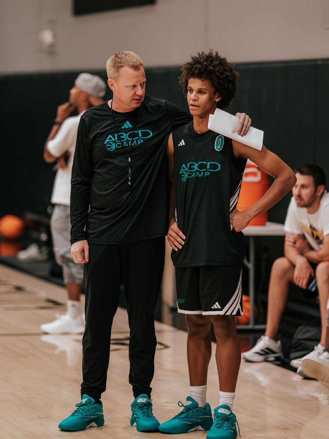 隆多二世受邀参加！阿迪达斯旗下NBA球员齐聚精英训练营。该训练营大部分受邀球员为