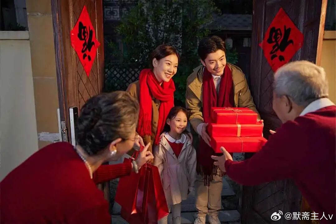 镜中人·默斋主人原创现代诗性散文晨光爬上婴儿床栏杆时，我在奶粉勺与体温计的缝隙里