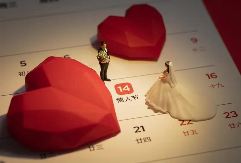 39岁单身女肯定嫁得出去！别被老观念忽悠，40、50岁结婚的大有人在。39岁女性