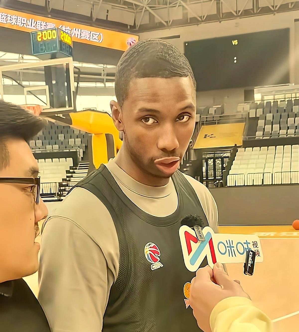 对面那个外援，赛前直接点名了。
就要干广东那个2号。
话撂这儿了，防守重心全压他