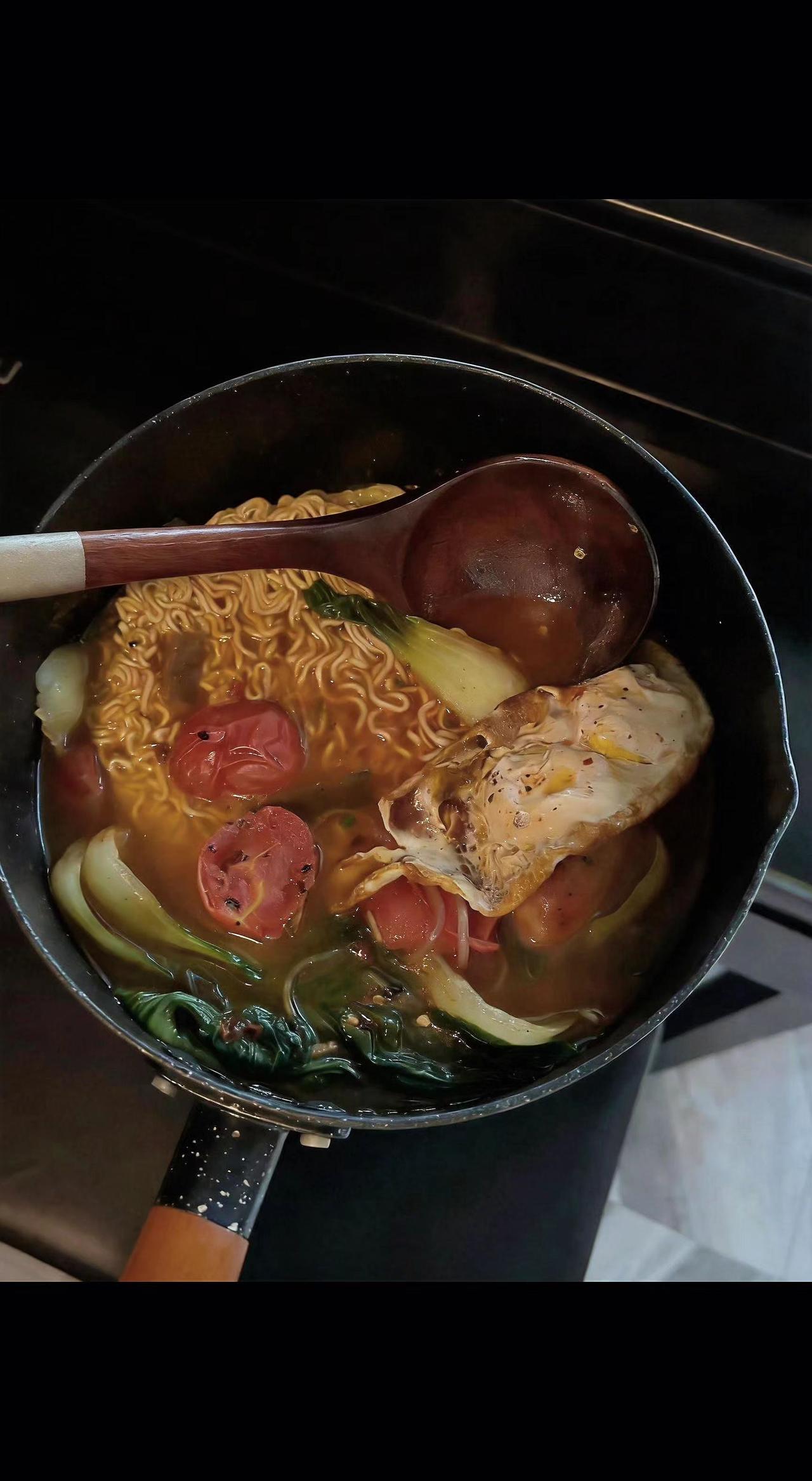 🍜深夜的锅子咕嘟着小确幸，溏心蛋是温柔的句号，蔬菜在汤里跳圆舞曲💃。平凡日子