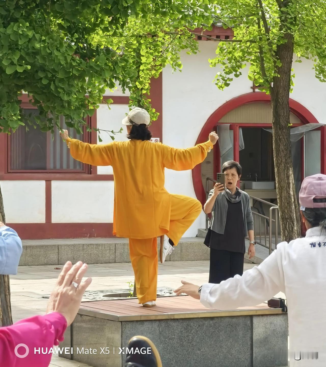 2026年5月8号，我去了大唐芙蓉园春明门的休闲广场。一到那，就被热闹的场景吸引